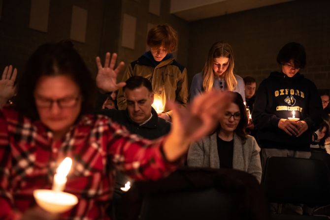 30 de noviembre – un grupo de personas en Oxford, Michigan, asiste a una vigilia de oración en la Iglesia Comunitaria de LakePoint horas después de un tiroteo mortal en la secundaria Oxford High School. Cuatro estudiantes murieron y otras siete personas resultaron heridas en el tiroteo. El sospechoso, Ethan Crumbley, estudiante de segundo año, de 15 años, ha sido acusado como adulto. Su abogado se declaró inocente en nombre de su cliente.