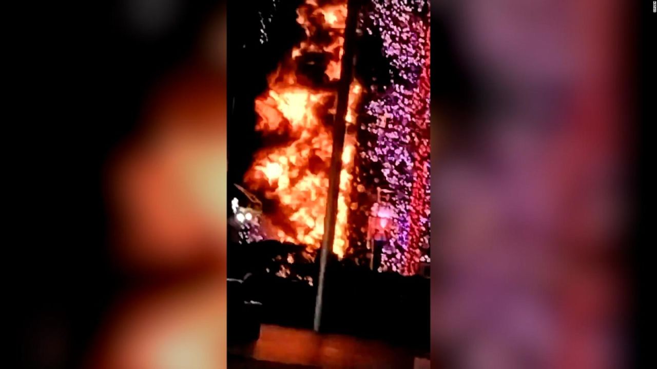 CNNE 1114409 - detenido tras incendio de arbol navideno en nueva york