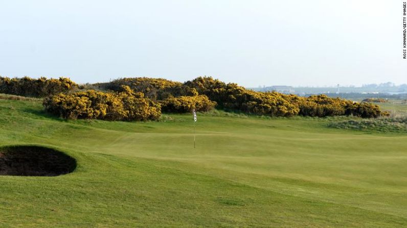 Vista general del hoyo 16 de par tres del Montrose Medal Course en el Montrose Golf Links en Angus, Escocia. En los últimos 30 años, el mar ha invadido casi 70 metros en lugares del club, según una investigación publicada en 2016.