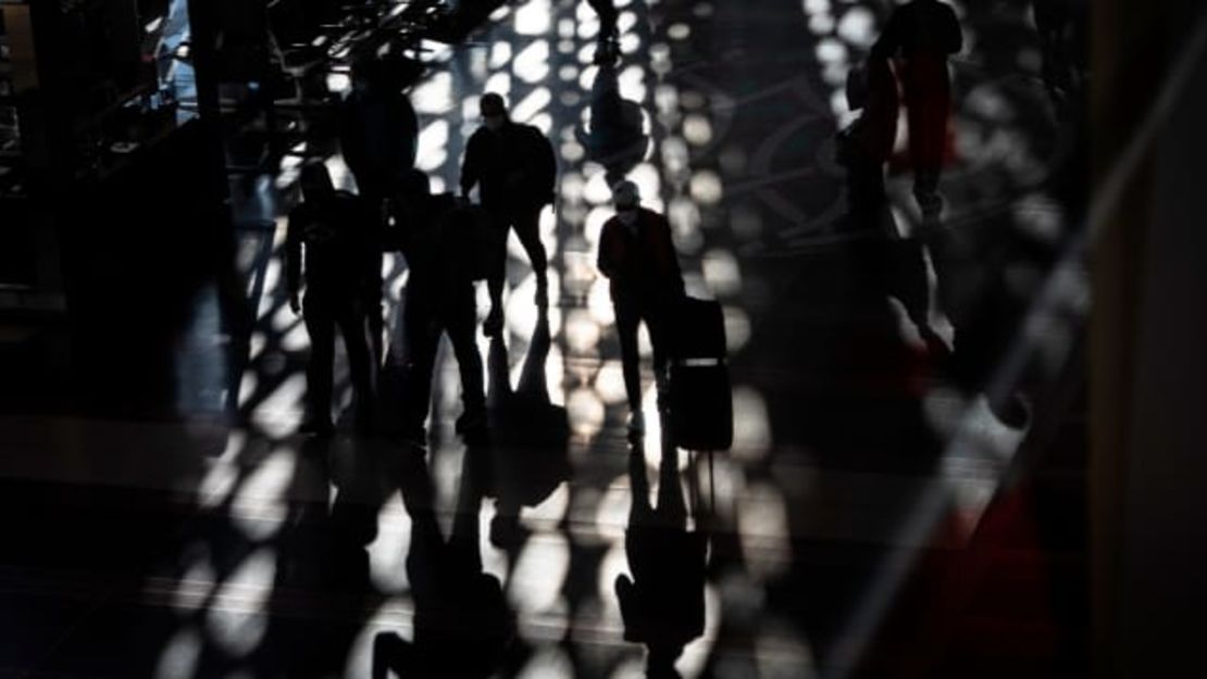 Viajeros caminan por el vestíbulo principal del Aeropuerto Nacional Reagan en Arlington, Virginia, el 23 de noviembre durante las vacaciones de Acción de Gracias.Crédito: Drew Angerer/Getty Images