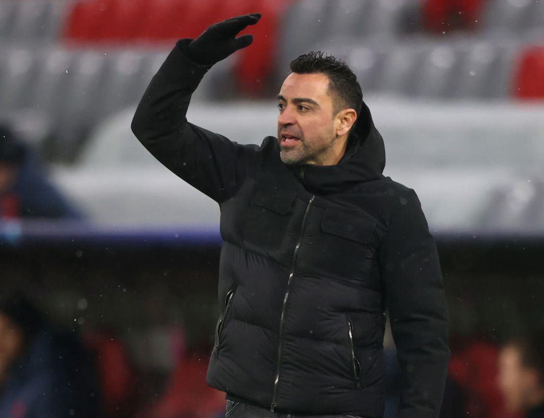 El entrenador Xavi Hernández hace gestos durante el partido entre el Bayern y el FC Barcelona en el Football Arena de Múnich el 08 de diciembre de 2021. Crédito: Alexander Hassenstein / Getty Images