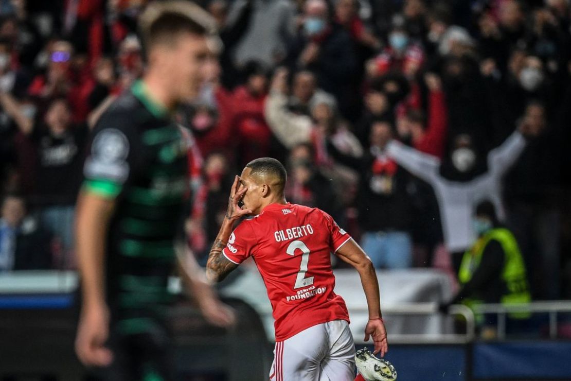 El defensor brasileño del Benfica Gilberto celebra anotar el segundo gol. Crédito: PATRICIA DE MELO MOREIRA / AFP a través de Getty Images