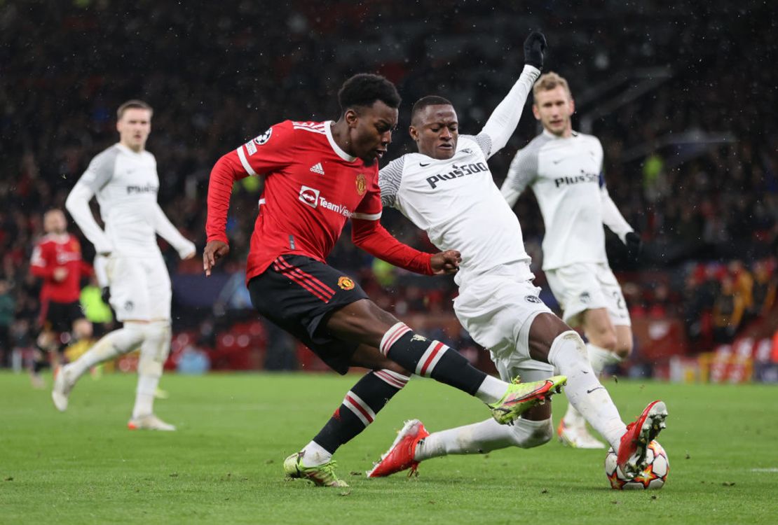 Anthony Elanga del Manchester United lucha por la posesión con Mohamed Ali Camara del BSC Young BoysCrédito: Clive Brunskill / Getty Images