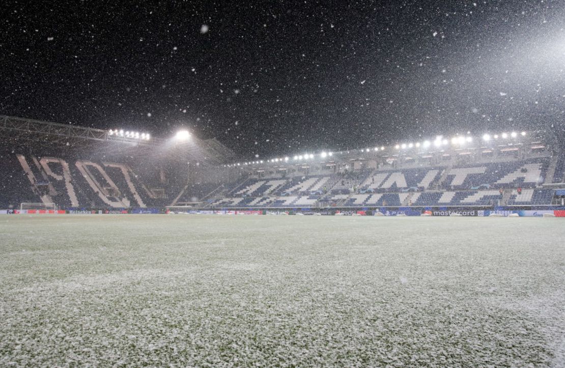 Una vista general del estadio mientras la nieve cae antes del partido del grupo F de la Liga de Campeones de la UEFA entre Atalanta y Villarreal. Crédito: Emilio Andreoli / Getty Images