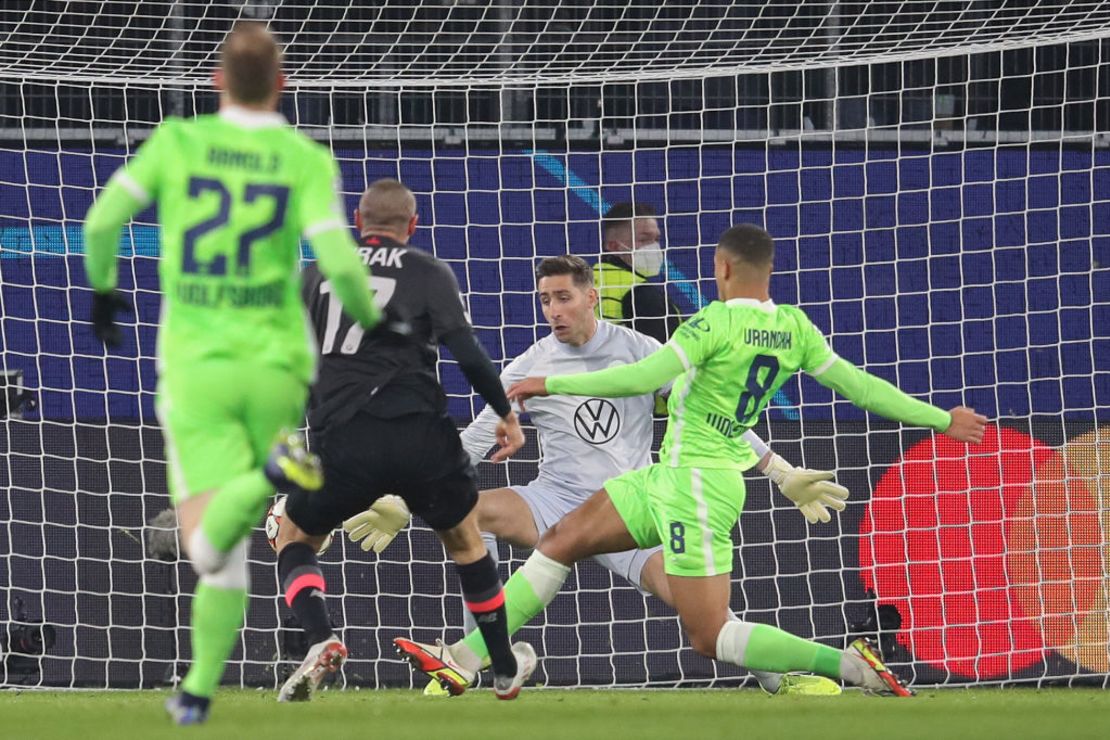 El delantero turco del Lille Burak Yilmaz anota el gol de apertura. Crédito: RONNY HARTMANN / AFP a través de Getty Images