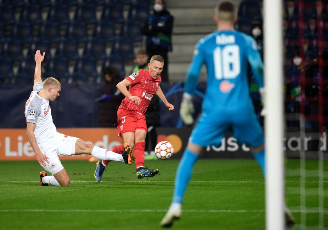 Ludwig Augustinsson de Sevilla cruza el balón mientras está bajo la presión de Nicolas Seiwald de Red Bull Salzburg durante el partido del grupo G de la Liga de Campeones. Crédito: Andreas Schaad / Getty Images