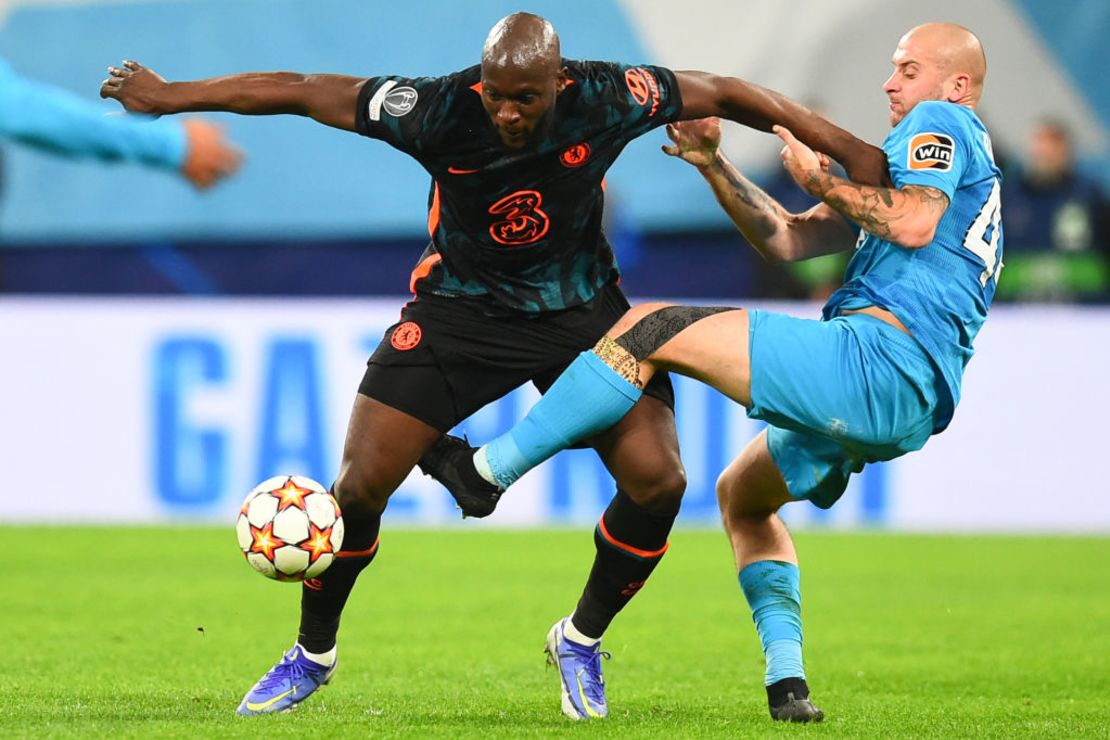 El delantero belga del Chelsea Romelu Lukaku y el defensa ucraniano del Zenit St. Petersburg Yaroslav Rakitskiy disputan el balón. Crédito: OLGA MALTSEVA / AFP a través de Getty Images