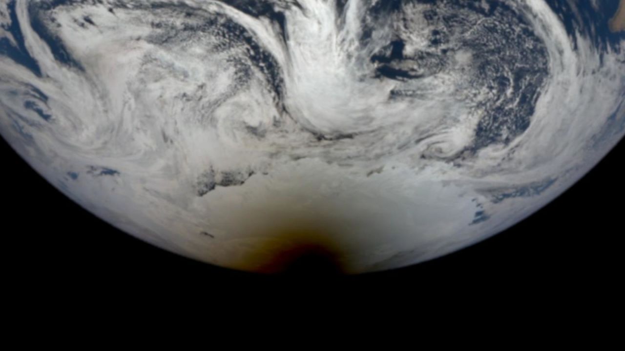 CNNE 1114811 - asi se vio el eclipse solar en antartida desde el espacio