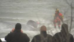 CNNE 1114979 - recuperan cadaver de un auto al borde de unas cataratas