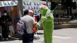 CNNE 1115156 - el grinch y santa claus promueven vacunas para covid-19