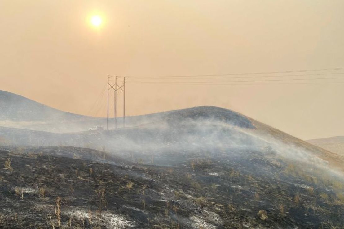 En esta imagen proporcionada por el Departamento de Transporte de Oregón, se muestra un área quemada por el incendio Durkee cerca de la Interestatal 84 cerca de Huntington, Oregón, el 23 de julio de 2024.