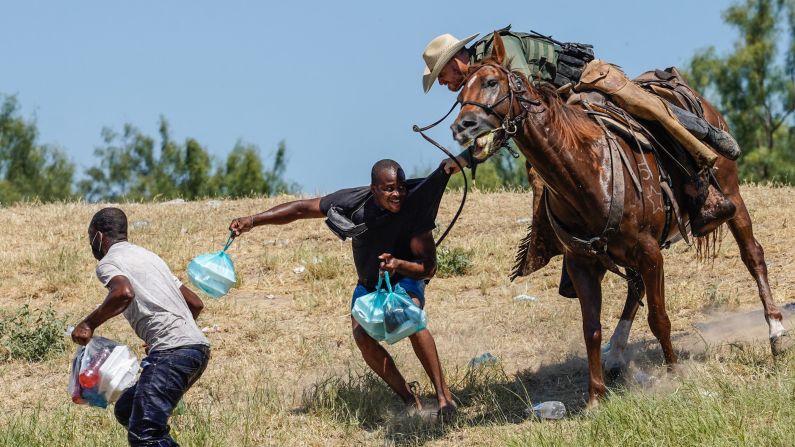 Un agente de la patrulla fronteriza de Estados Unidos a caballo intenta detener a los migrantes en las orillas del Río Bravo en septiembre pasado.