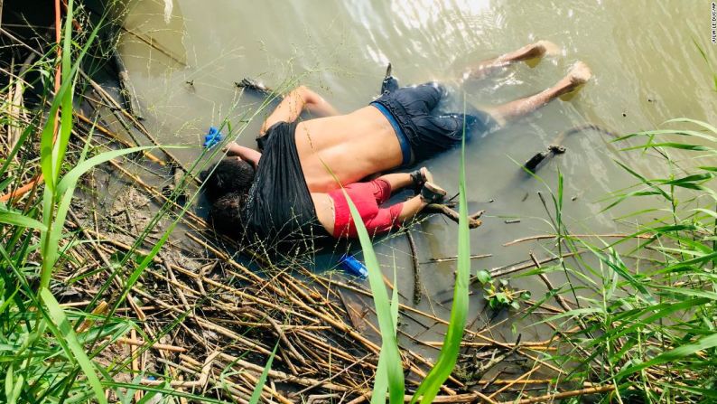 Un padre y una hija, originarios de El Salvador, se ahogaron en el río Bravo cuando intentaban cruzar de México a Estados Unidos en junio de 2019. La imagen dio la vuelta al mundo provocando indignación.