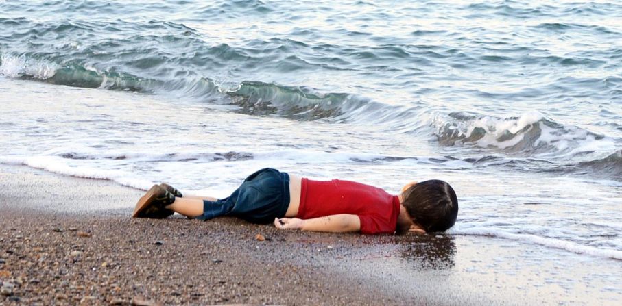 La poderosa y trágica imagen del cuerpo sin vida de Aylan Kurdi, un niño sirio tumbado boca abajo sin vida en una playa turca provocó una manifestación de duelo mundial. Sucedió en septiembre de 2015 después de que un barco que transportaba refugiados se hundió mientras llegaba a la isla griega de Kos.