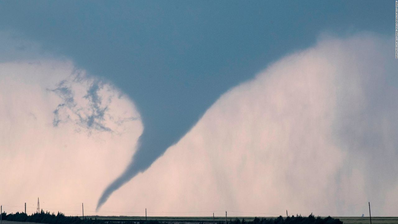 CNNE 1115785 - tornados ponen en riesgo a 5-000-000 de personas