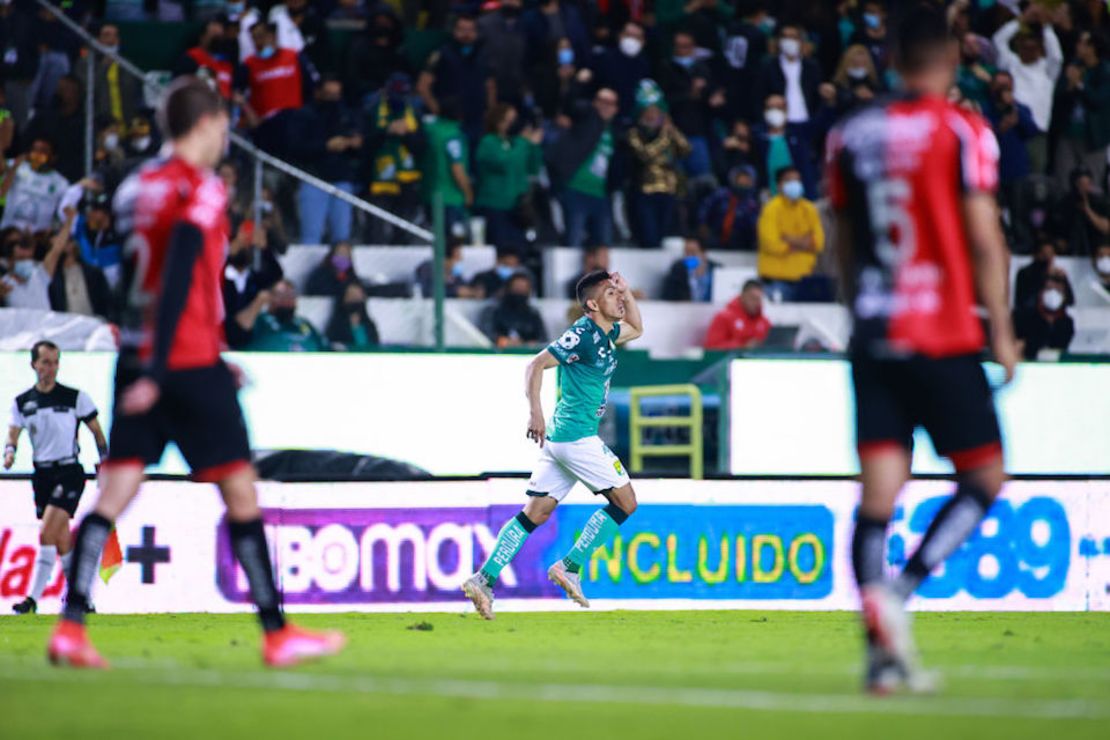 El ecuatoriano Ángel Mena de León celebra tras anotar el segundo gol de su equipo durante el partido de ida de la final ante Atlas.