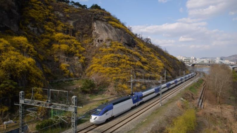 Tren de Seúl: los trenes KTX de Corea del Sur pueden circular a una velocidad de hasta 330 km/h. Basados en la tecnología del TGV francés, han reducido a la mitad el tiempo de viaje entre Seúl y Busan, de más de cuatro horas a solo dos horas y 15 minutos.