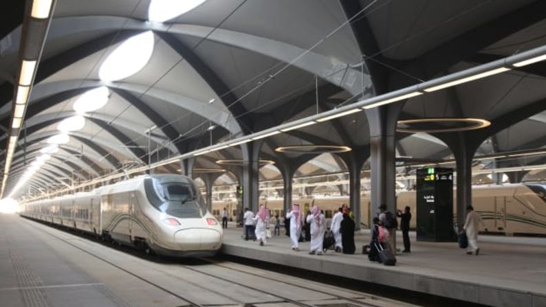 Calor y velocidad: el ferrocarril de alta velocidad Haramain de Arabia Saudita une las ciudades santas de La Meca y Medina a velocidades de hasta 300 km/h con trenes modificados para hacer frente a las tormentas de arena y las altas temperaturas del desierto.