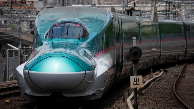 A toda velocidad: los trenes bala Shinkansen de Japón introdujeron en el mundo los modernos viajes en tren de alta velocidad. La mayoría de los Shinkansen funcionan actualmente a un máximo de 300 km/h, pero algunos alcanzan los 320 km/h. Las largas puntas están diseñadas para reducir los estampidos sónicos en los túneles.