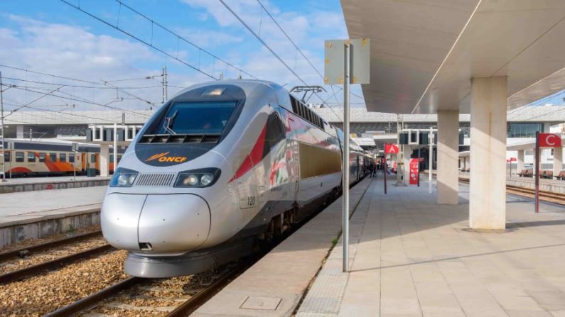 El expreso de Casablanca: la primera, y hasta ahora única, línea de alta velocidad de África transporta trenes a una velocidad de hasta 320 km/h entre la ciudad portuaria de Tánger y Casablanca.