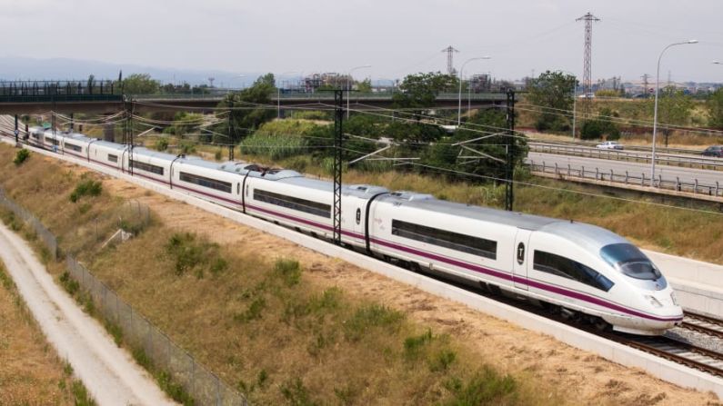 El tren en España: el tren de Alta Velocidad España suele operar a un máximo comercial de 310 km/h, pero en julio de 2006 uno de ellos batió el récord español de velocidad ferroviaria de 404 km/h.
