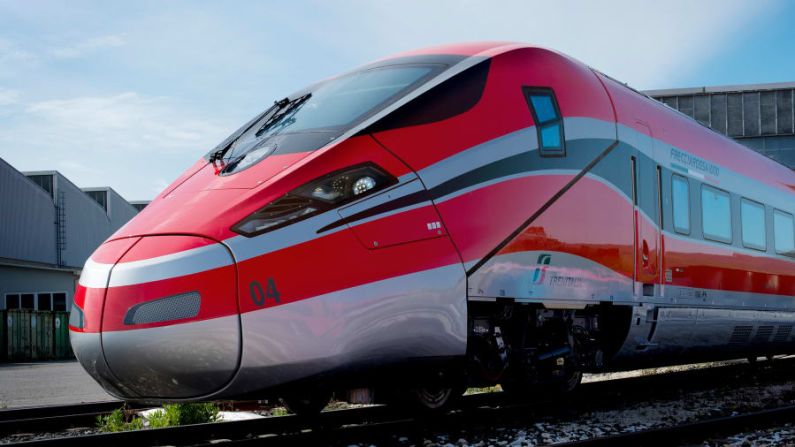 Flechas rojas: los impresionantes trenes de alta velocidad Frecciarossa de los Ferrocarriles Estatales Italianos están autorizados para una velocidad máxima de 360 km/h.