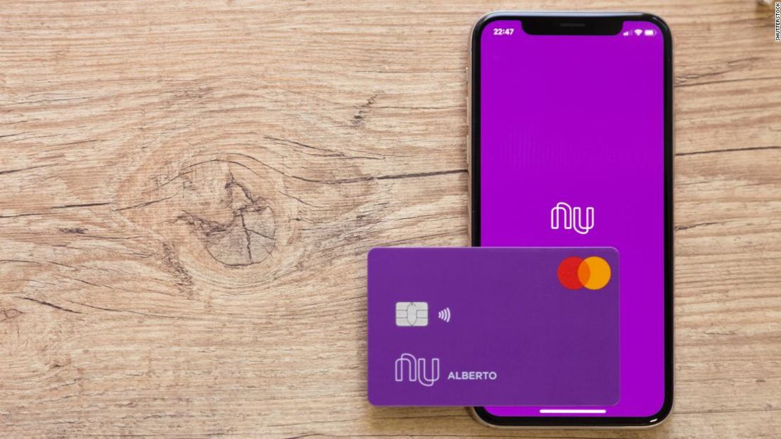 Nubank utiliza conjuntos de datos y algoritmos únicos para aprobar nuevos solicitantes de cuentas financieras, a menudo en cuestión de minutos.