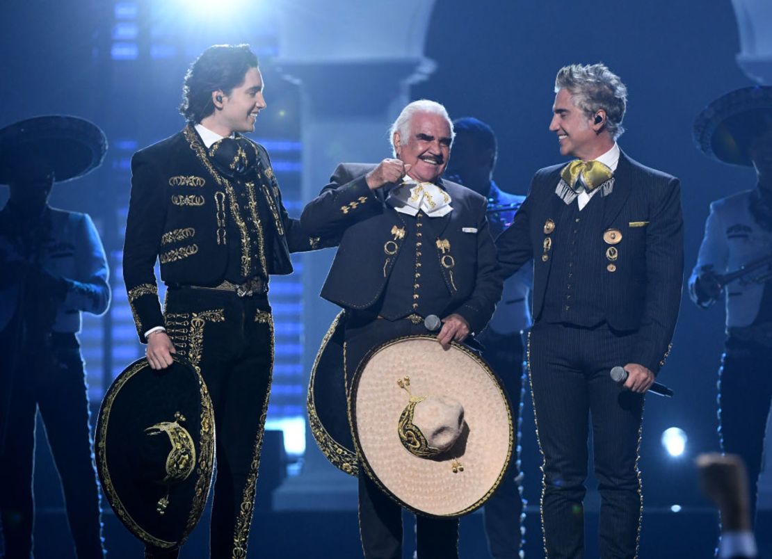 Alex Fernández, Vicente Fernández y Alejandro Fernández se presentan en el escenario durante la vigésima entrega anual del Latin GRAMMY en el MGM Grand Garden Arena el 14 de noviembre de 2019 en Las Vegas, Nevada.