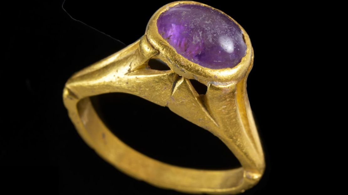 Este anillo de oro y amatista se cree que era usado para prevenir la resaca. Crédito: Dafna Gazit/Israel Antiquities Authority