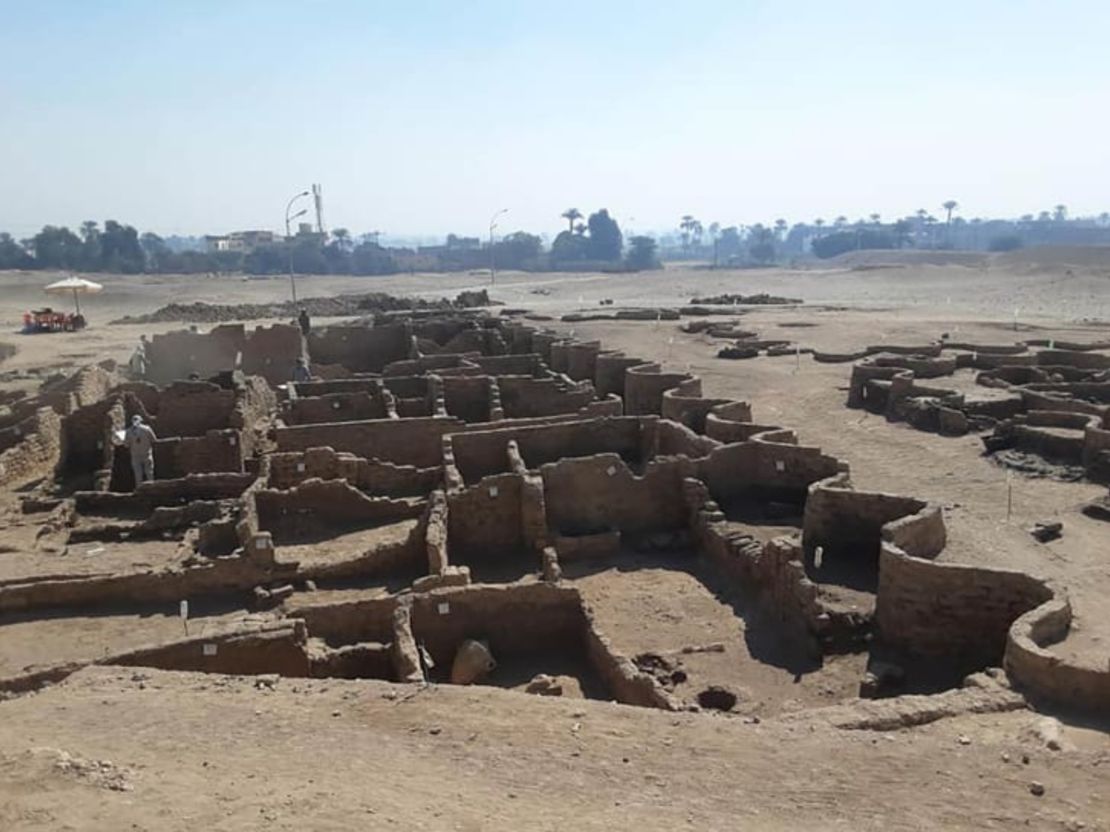 Esta ciudad de 3.000 años de antigüedad data del reinado de Amenhotep III. Crédito: Del Dr. Zahi Hawass/Facebook