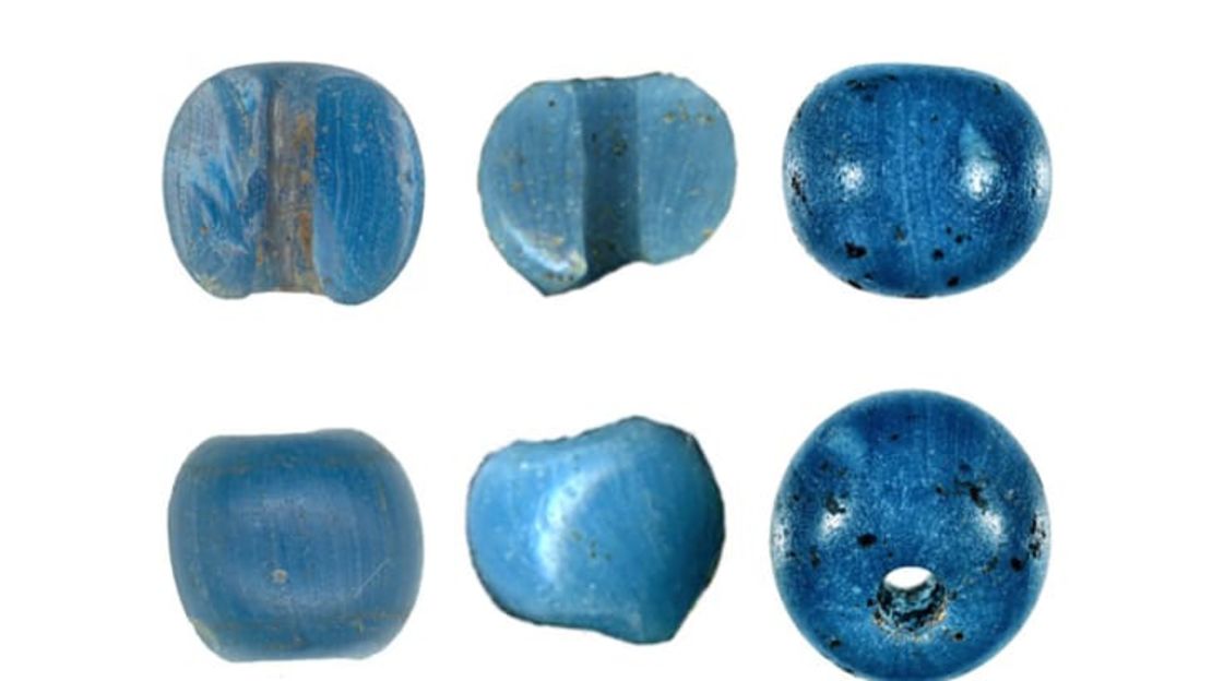 Unas cuentas venecianas del tamaño de una mora azul fueron desenterradas en Punyik Point, en Alaska, un famoso sitio arqueológico situado en una antigua ruta comercial. Crédito: American Antiquity, enero de 2021