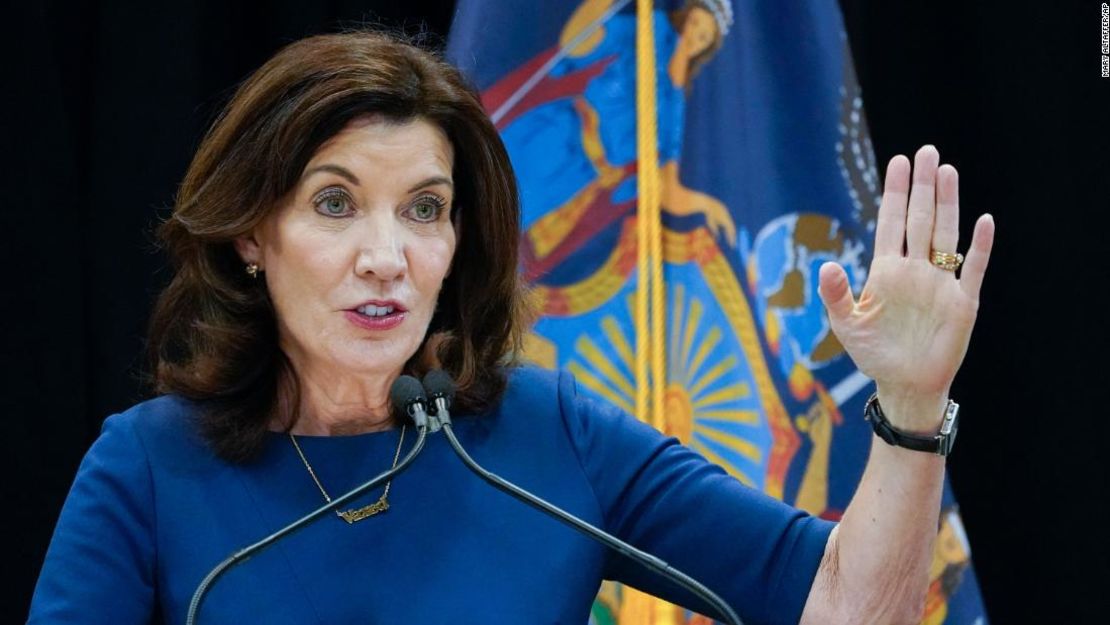 La gobernadora de Nueva York, Kathy Hochul, habla en un evento el viernes 10 de diciembre.