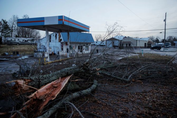 Múltiples tornados arrasaron partes del oeste medio a última hora de la noche del viernes, dejando un gran camino de destrucción.