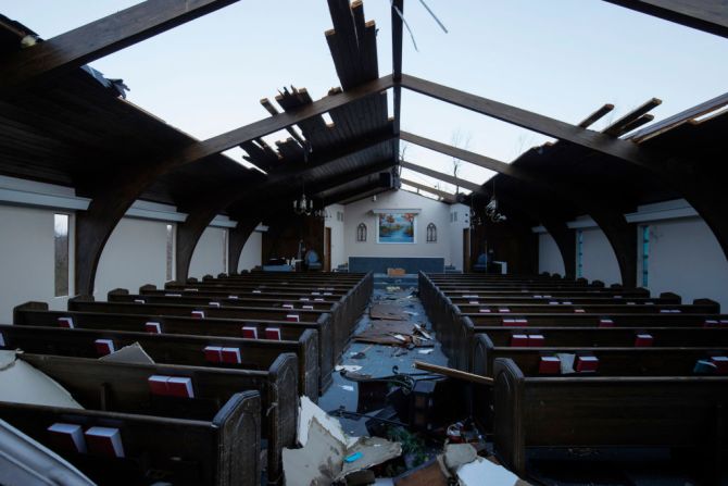 Vista interior del daño del tornado a la Iglesia Bautista Emmanuel el 11 de diciembre de 2021 en Mayfield, Kentucky.