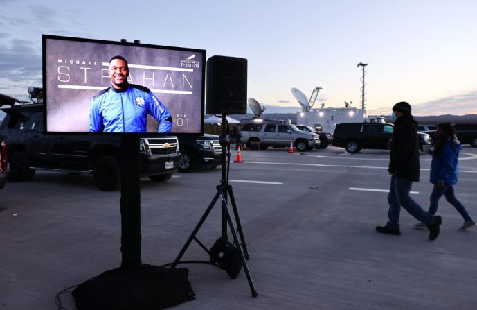 Los miembros de los medios de comunicación se reúnen antes de que el nuevo Shepard de Blue Origin despegue de la plataforma de lanzamiento del sitio de lanzamiento.