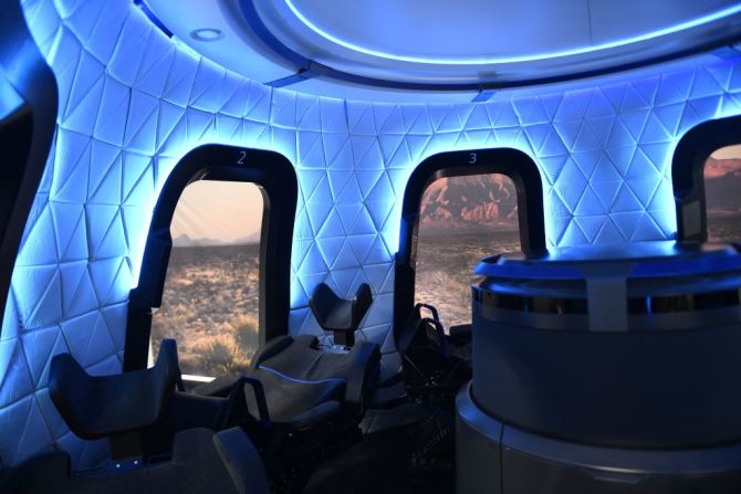 El interior de una cápsula Blue Origin expuesta el 11 de diciembre de 2021 en Van Horn, Texas.