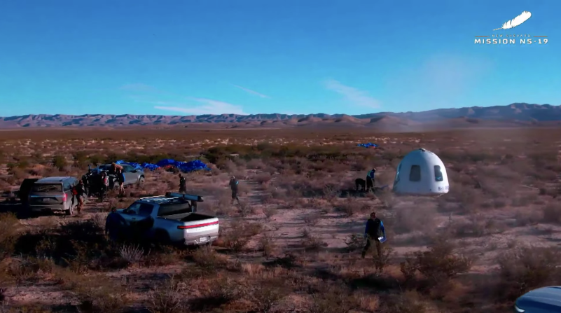 "¡Y, aterriza la cápsula! Bienvenidos de nuevo a la Tierra, tripulación de #NS19. Laura, Michael, Evan, Dylan, Cameron y Lane", tuiteó Blue Origin a las 10:11 a.m. ET.