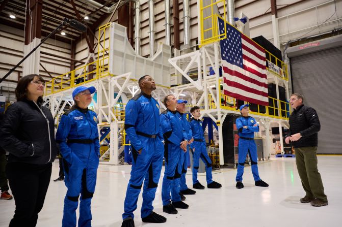 Esta tercera misión está compuesta por Laura Shepard Churchley, hija del primer estadounidense que voló al espacio; Michael Strahan, copresentador de Good Morning America; Evan Dick, fundador de Bess Ventures; Dylan Taylor, ejecutivo y filántropo de la industria espacial, y Cameron y Lane Bess, quienes se convertirán en el primer padre e hijo en viajar al espacio.