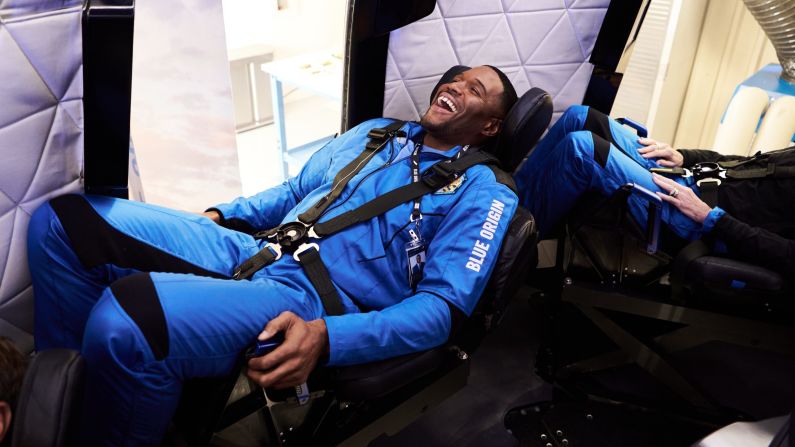 Después de volar al borde del espacio, el presentador de "Good Morning America", Michael Strahan, dijo: "Quiero volver". "Tienes que tener esa perspectiva", le dijo a la gente después de salir del cohete New Shepard.