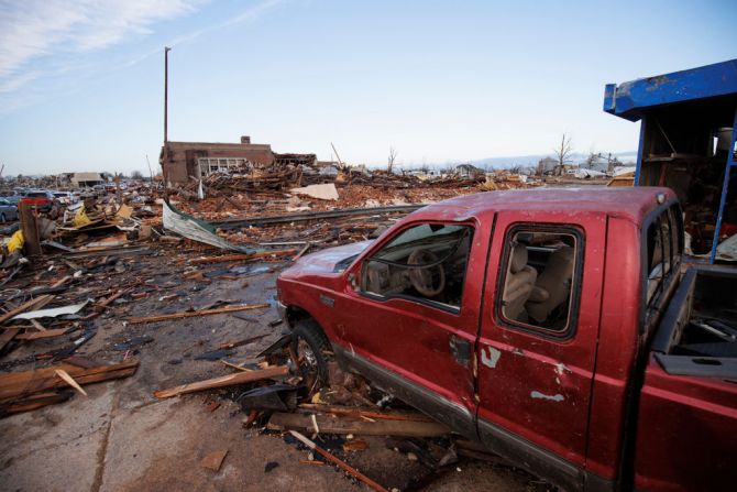 "Este ha sido el evento de tornados más devastador en la historia de nuestro estado... El nivel de devastación no se parece a nada que haya visto en mi vida", dijo el gobernador Andy Beshear.