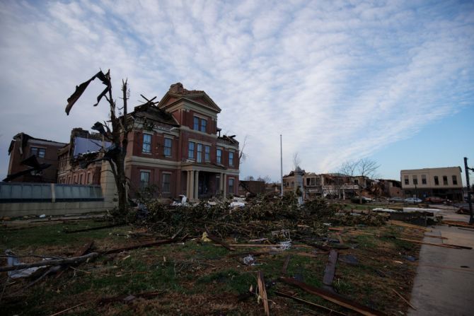 Es probable que al menos 70 personas hayan muerto después de que múltiples tornados azotaron el suroeste de Kentucky el viernes por la noche, dijo el gobernador Andy Beshear. Se han reportado otras muertes en Arkansas e Illinois.