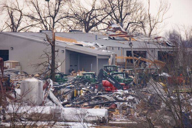 Vista general del colapso de Mayfield Consumer Products (primer plano) donde los trabajadores estaban presentes cuando llegó el tornado el viernes por la noche el 11 de diciembre de 2021 en Mayfield, Kentucky.