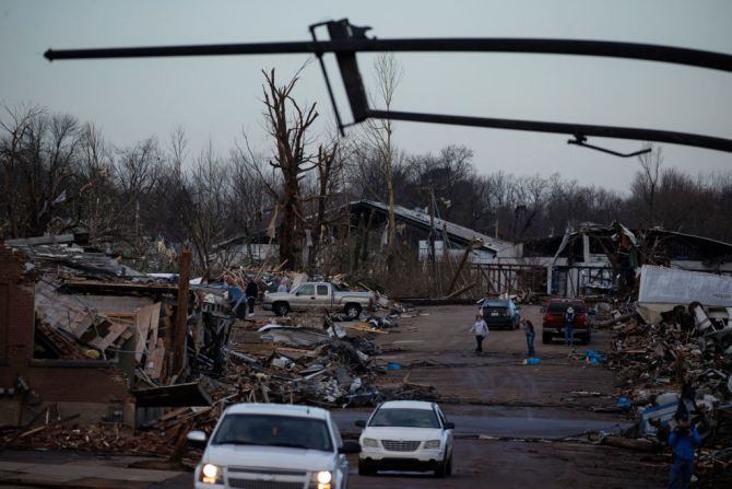 El presidente Biden calificó la pérdida de vidas en las tormenta que azotaron partes de Estados Unidos como "una tragedia inimaginable".