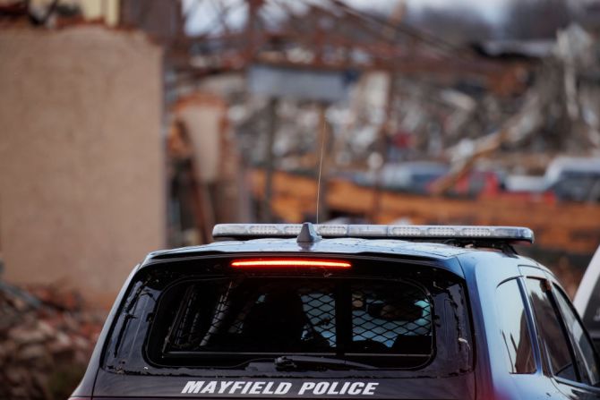 La principal estación de bomberos y algunos de los activos policiales en Mayfield, Kentucky, no funcionan como resultado del sistema de tornados que arrasó con el área, según las autoridades.