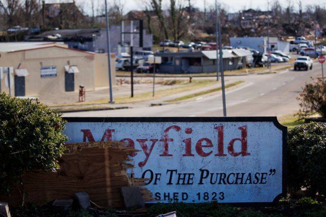 Un letrero de la ciudad de Mayfield, Kentucky en medio de los daños causados por el tornado el 11 de diciembre de 2021 en Mayfield, Kentucky.