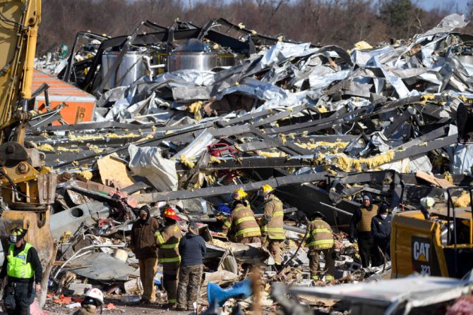 Los trabajadores de emergencia revisan lo que queda de la fábrica de velas de Mayfield Consumer Products después de que fuera destruida por un tornado el 11 de diciembre de 2021.