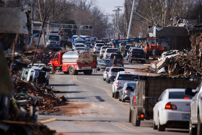 El tráfico se acumula en medio de los escombros del tornado y los esfuerzos de limpieza el 11 de diciembre de 2021 en Mayfield, Kentucky.