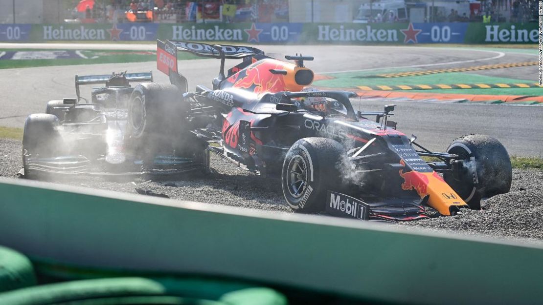 El coche de Verstappen terminó encima del de Hamilton en el Gran Premio de Italia de septiembre.