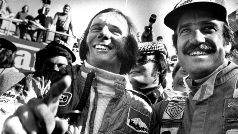1974: Emerson Fittipaldi (a la izquierda) y Clay Regazzoni (derecha) llegaron a la última carrera de la temporada en Estados Unidos con los mismos puntos, la primera vez en la historia de la F1 que esto ocurría. El brasileño Fittipaldi, cuyo nieto Pietro es piloto reserva y de pruebas de Haas, se llevó el campeonato al terminar en cuarto lugar.