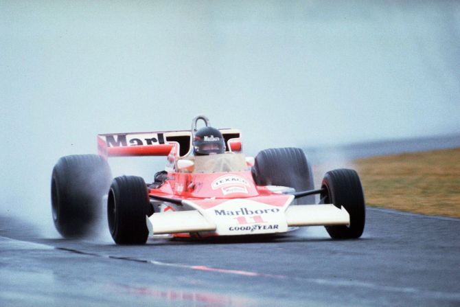 1976: James Hunt (en la foto) ganó el título por un punto sobre Niki Lauda en una pista empapada de lluvia en Japón. La dramática temporada -en la que Lauda sufrió un accidente casi mortal- fue el tema de la película de 2013 "Rush".